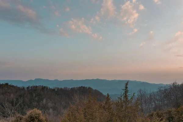 Прекрасний Гірський Пейзаж Під Хмарним Небом — стокове фото