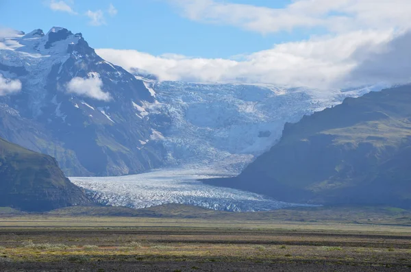 Gros Plan Une Vallée Partiellement Enneigée Entre Les Montagnes — Photo