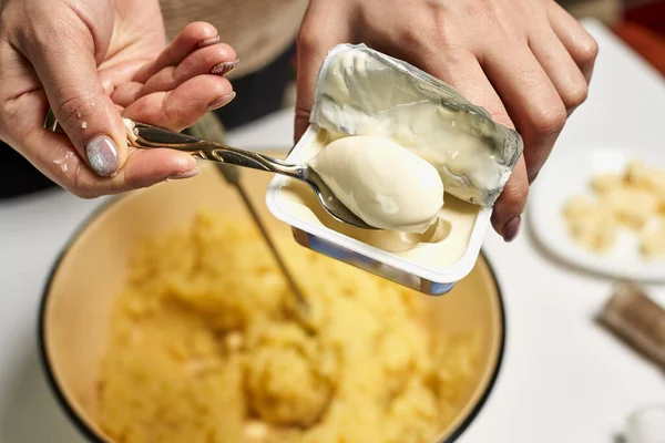 Una Persona Che Ripieno Torta Con Burro Purè Zucca — Foto Stock