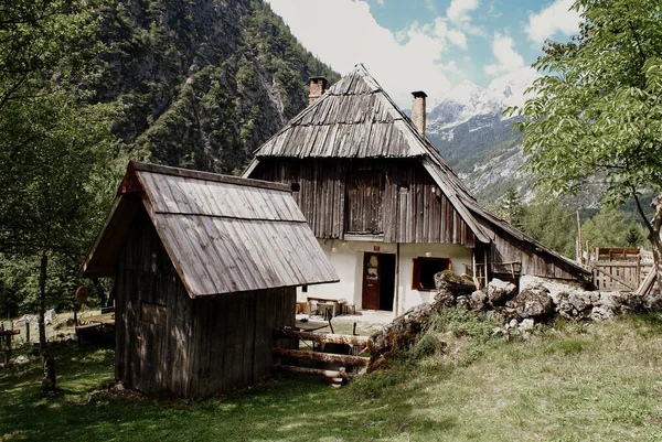 Een Prachtig Bergachtig Landschap Met Hutten Onder Een Bewolkte Hemel — Stockfoto