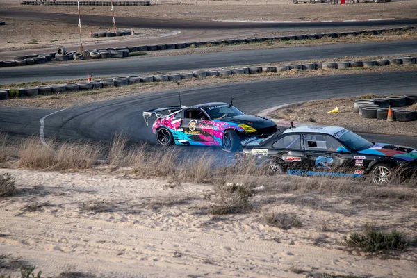 Coches Asfalto Tack Drag Racing Con Humo Desierto Durante Día — Foto de Stock