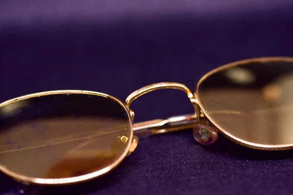 Tiro Foco Seletivo Óculos Sol Elegantes Isolados Fundo Preto — Fotografia de Stock