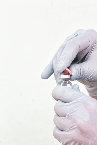 Vertikal Närbild Handske Läkare Hand Öppna Vaccinflaska — Stockfoto