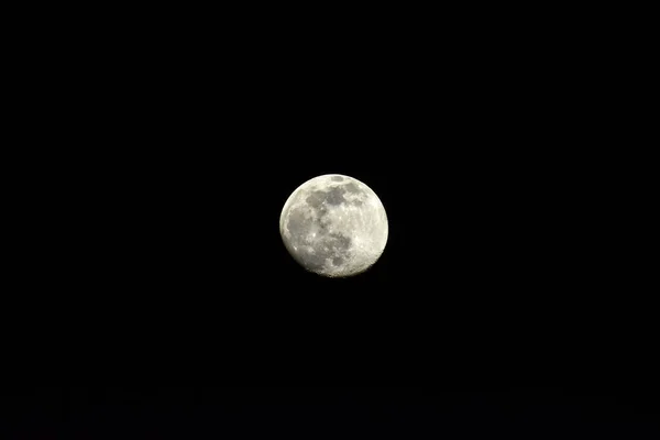 Piękne Ujęcie Pełni Księżyca Ciemnym Nocnym Niebie — Zdjęcie stockowe