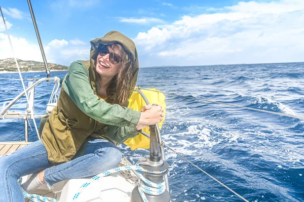 Een Aantrekkelijke Sterke Vrouw Varen Met Haar Boot Oceaan — Stockfoto