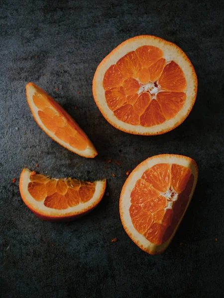 Вид Сверху Разноцветных Нарезанных Апельсинов Темно Сером Фоне — стоковое фото
