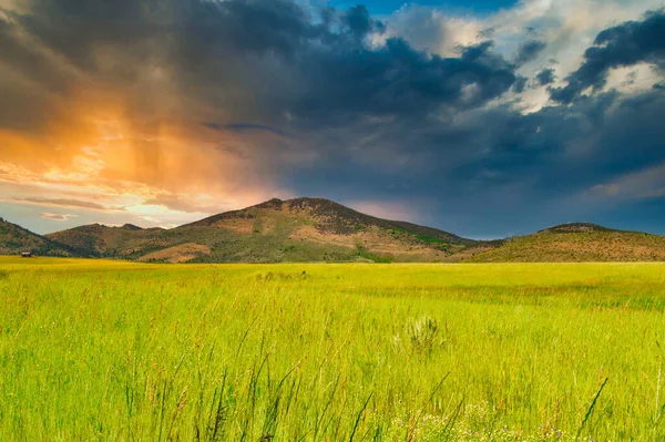 Krásná Hornatá Krajina Zelení Pod Zataženou Oblohou — Stock fotografie