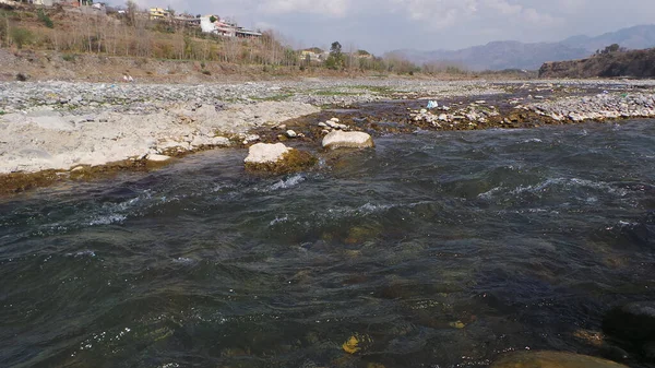 Uma Bela Vista Rio Flui Entre Pedras — Fotografia de Stock