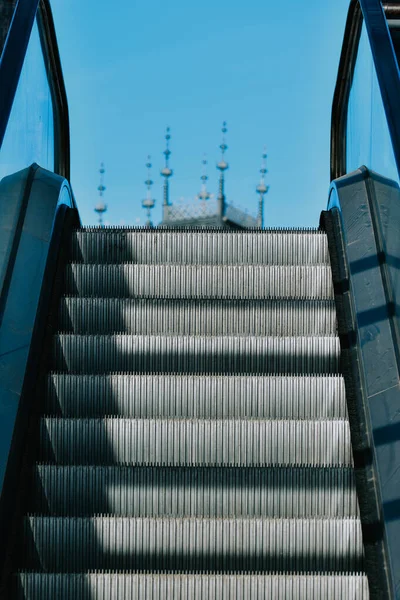 Disparo Vertical Una Escalera Mecánica —  Fotos de Stock