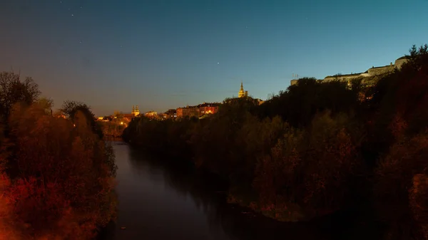 Красивый Пейзаж Реки Впадающей Ночной Город — стоковое фото