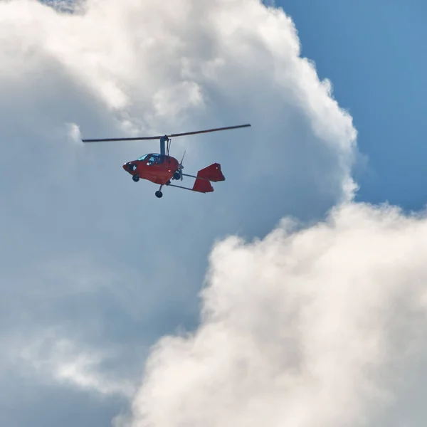 Girohelicóptero Dando Vueltas Cielo Bajo Las Nubes Sobre Sylt Alemania — Foto de Stock