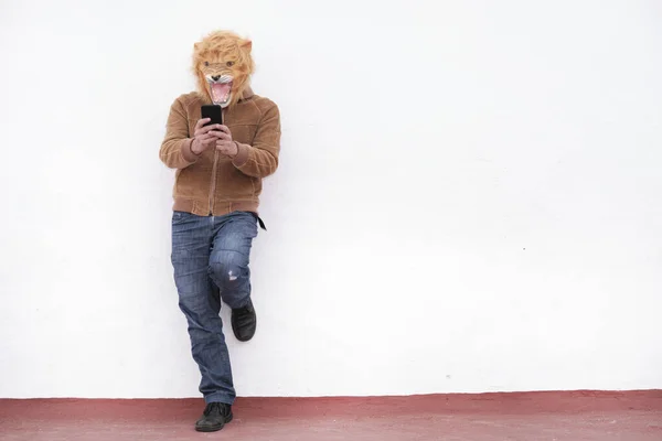 Een Man Met Een Brullende Leeuw Vol Masker Met Behulp — Stockfoto