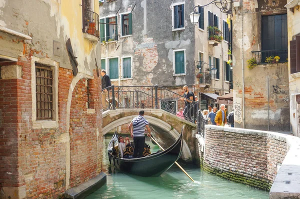 Venedig Italien April 2016 Menschen Einer Gondel Auf Einem Kanal — Stockfoto