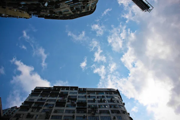 Bulutlu Gökyüzüne Karşı Yüksek Binaların Alçak Açılı Görüntüsü — Stok fotoğraf
