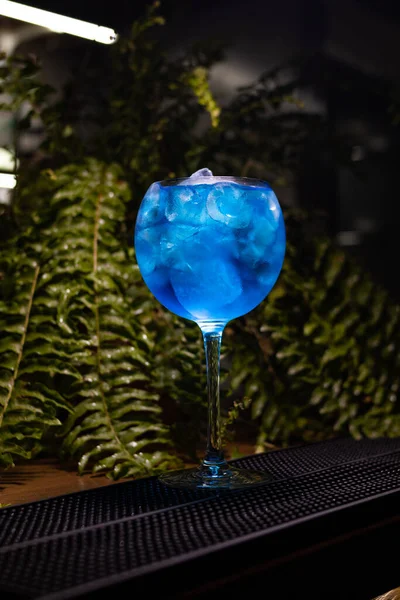 Vertikal Bild Ett Glas Färsk Blue Lagoon Cocktail Bar — Stockfoto