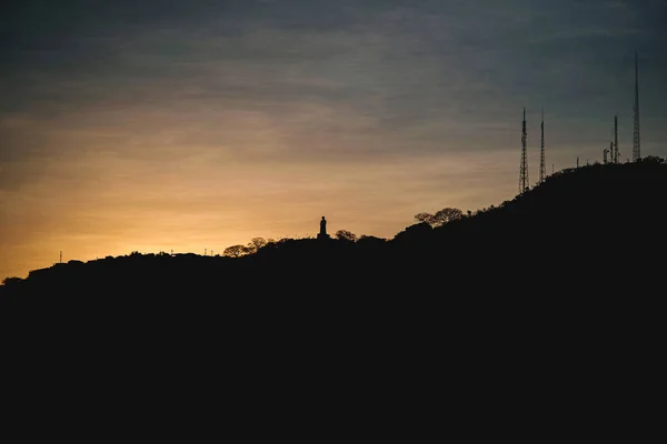 Μια Όμορφη Σιλουέτα Λόφους Στο Ηλιοβασίλεμα — Φωτογραφία Αρχείου