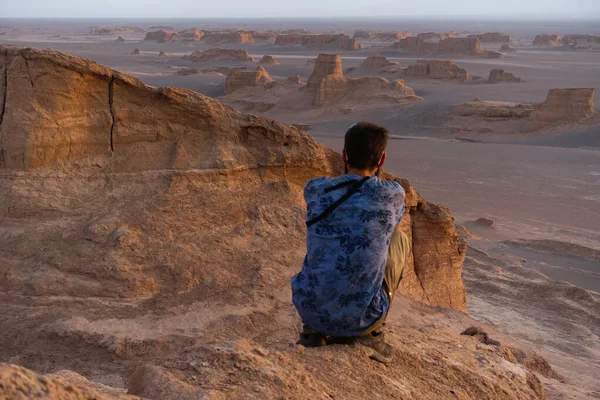Giovane Che Contempla Orizzonte Nel Deserto Lut Dasht Lut Sue — Foto Stock