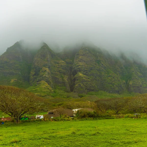 Hawaii Oahu Adasındaki Kualoa Dağ Sırasının Üzerindeki Bulutların Nefes Kesen — Stok fotoğraf