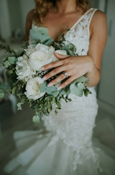 Tiro Vertical Noiva Vestindo Vestido Noiva Anel Casamento Segurando Belo — Fotografia de Stock