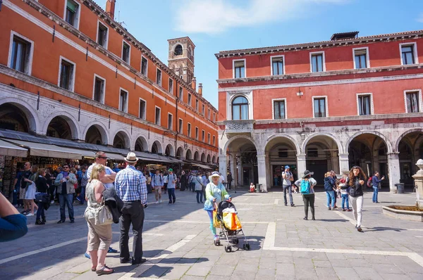 Вениция Италия Мая 2016 Года Многие Люди Ходят Площади Вдоль — стоковое фото