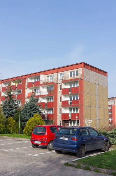Poznan Polonia 2016 Coches Aparcados Estacionamiento Junto Edificios Apartamentos Zona —  Fotos de Stock