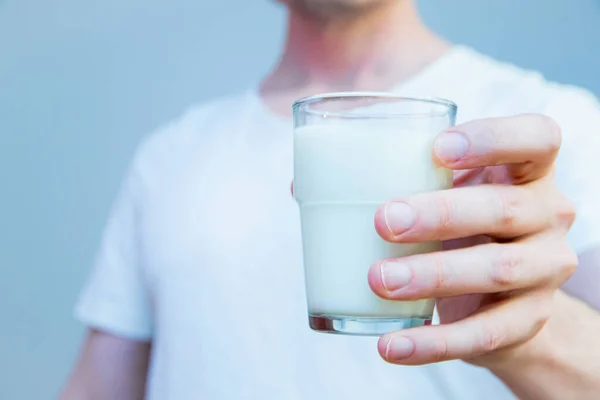 Ένα Αρσενικό Χέρι Που Κρατάει Ένα Ποτήρι Γάλα — Φωτογραφία Αρχείου