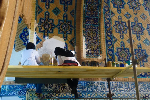 Las Dos Mujeres Artistas Vestidas Hiyab Restauran Interior Mezquita Azul — Foto de Stock