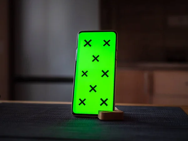 Uno Smartphone Con Schermo Verde Messo Verticalmente Con Supporto Telefono — Foto Stock