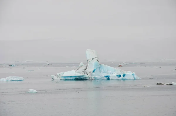 Gros Plan Morceaux Iceberg Sur Rivage Océan Par Une Journée — Photo