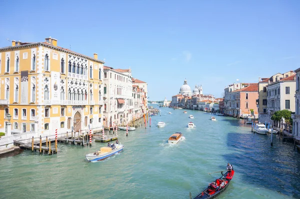 Venedig Italien April 2016 Boote Auf Einem Kanal Entlang Historischer — Stockfoto