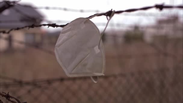 Een Close Beelden Van Een Gezichtsmasker Opknoping Prikkeldraad Zwaaien Wind — Stockvideo