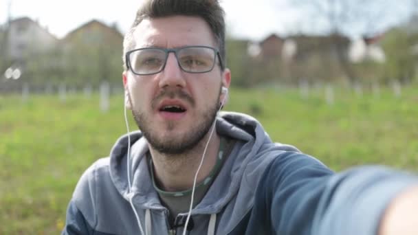 Невеликий Фокус Боснійського Кавказського Чоловіка Який Розмовляє Перед Камерою — стокове відео