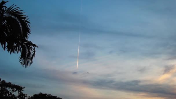 Grande Nuvens Brancas Horizonte Com Céu Azul Belo Pôr Sol — Vídeo de Stock