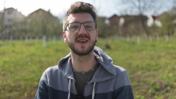 Μια Ρηχή Εστίαση Ενός Βόσνιου Καυκάσου Μιλάει Μπροστά Μια Κάμερα — Αρχείο Βίντεο