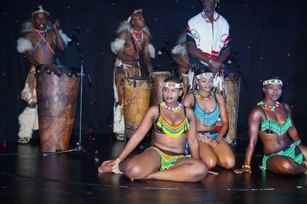 Johannesburg Sudáfrica Mayo 2019 Bailarines Tribales Africanos Zulúes Cantan Con — Foto de Stock