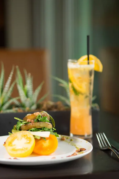 Una Toma Vertical Plato Vegano Alimentos Que Contienen Tomate Amarillo — Foto de Stock