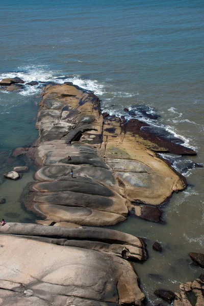海の中の岩の形成の垂直ショット — ストック写真