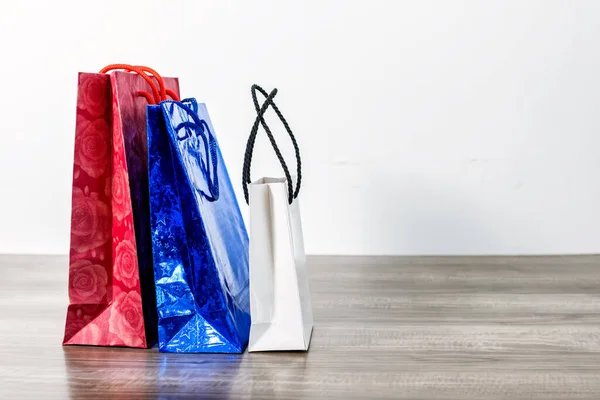 Sacos Papel Compras Coloridos Uma Mesa Madeira — Fotografia de Stock