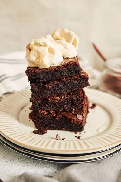 Una Toma Vertical Delicioso Brownie Con Helado Plato Blanco — Foto de Stock