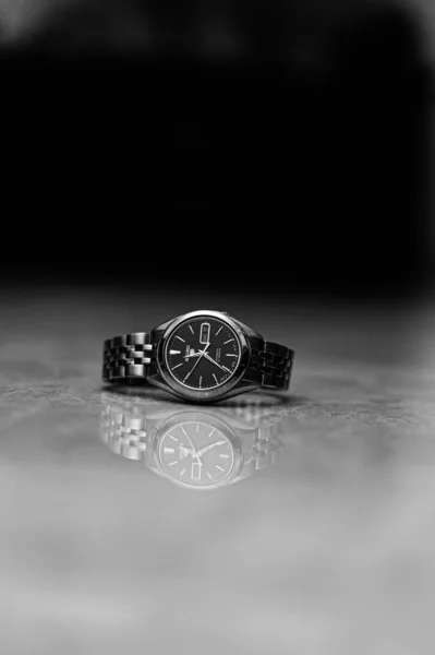 Vertical Grayscale Shot Hand Watch Blurred Background — Stock Photo, Image