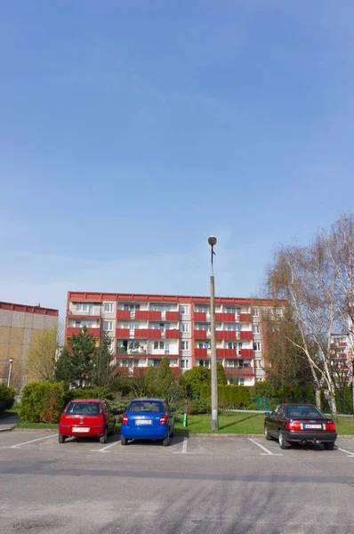 Poznan Polonia 2016 Coches Aparcados Estacionamiento Junto Edificios Apartamentos Zona —  Fotos de Stock