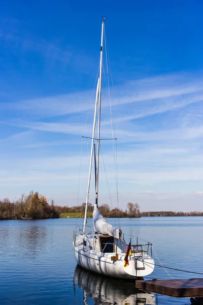 Een Klein Toeristisch Schip Het Blauwe Meer — Stockfoto