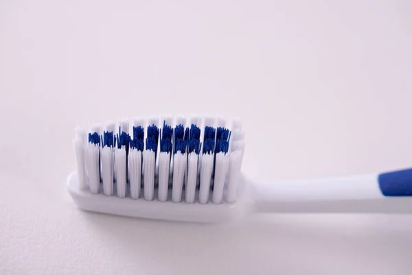 Tiro Perto Uma Escova Dentes Isolada Fundo Branco — Fotografia de Stock