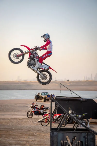 Dubai United Arab Emirates Jan 2021 사막의 언덕에서 오토바이와 오토바이를 — 스톡 사진