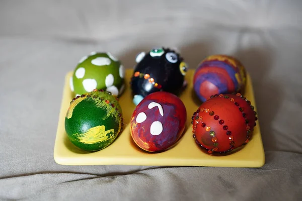 Primer Plano Huevos Pascua Colores Una Mesa — Foto de Stock