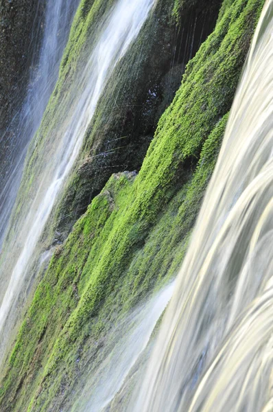 壁紙と背景としての滝 完璧な垂直ショット — ストック写真