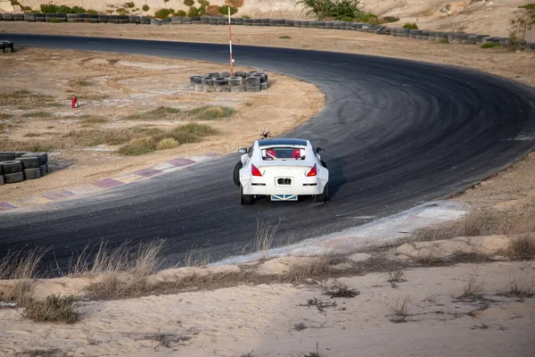 在沙漠中的白天 汽车在跑道上拖着跑 — 图库照片