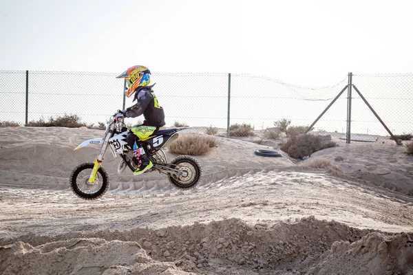 美国迪拜 2021年3月20日 青年越野车和摩托车在沙漠赛马场上行驶 护具在空中跳跃 — 图库照片