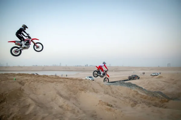 ドバイ アラブ首長国連邦 2021年1月30日 砂丘の砂漠ジャンプでフリースタイルのオートバイライダーとバイク — ストック写真