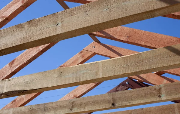 Zbliżenie Nisko Kątowy Strzał Drewnianych Drwali Dachu Jasnym Błękitnym Niebie — Zdjęcie stockowe